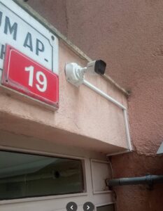 kadikoy kozyatagi ugur apartmani hikvision ip kamera montaji giris alani