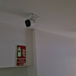 NDUSTRIO fabrikasında koridor alanına monte edilen Hikvision IP güvenlik kamerası
